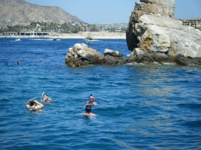 Haciendo snorkel en la roca del pelicano